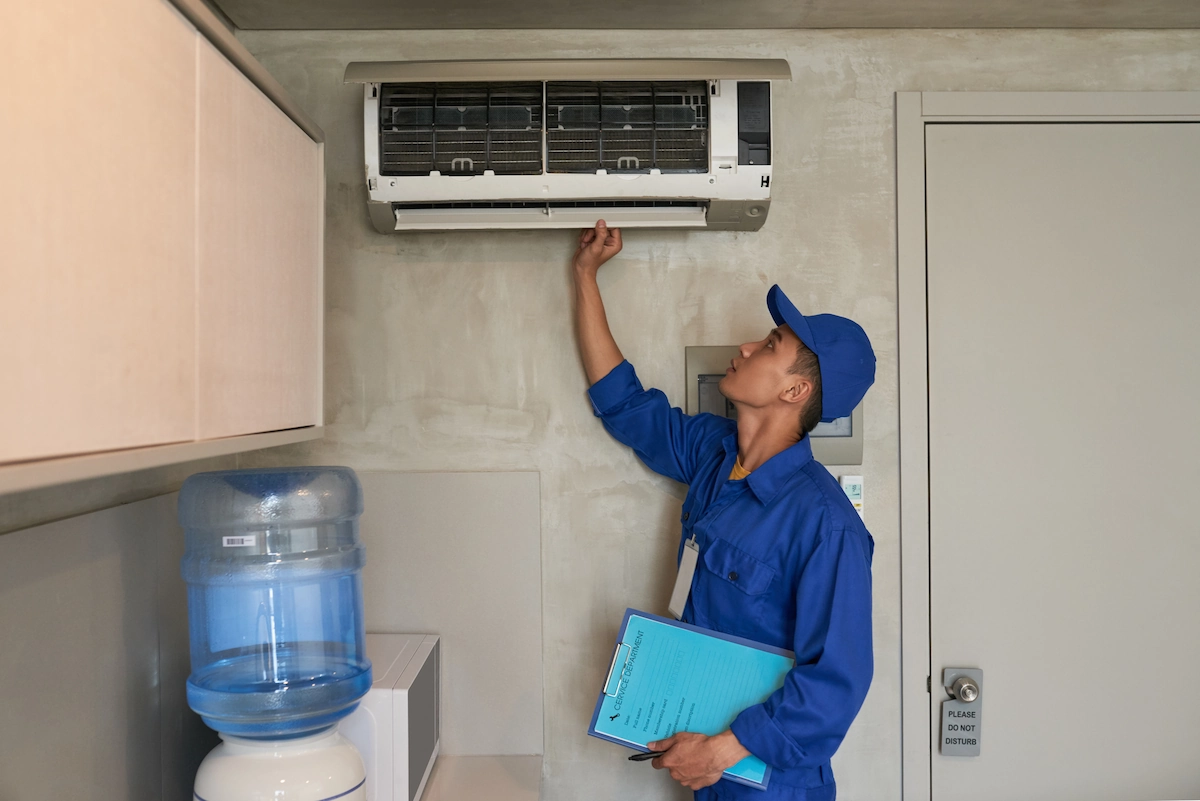 Técnico realizando mantenimiento de aire acondicionado