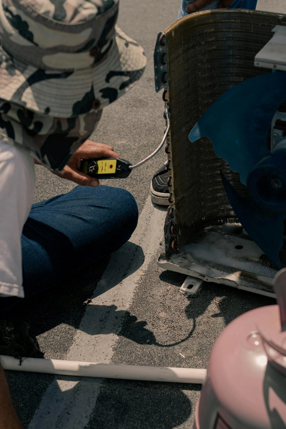 Técnico reparando unidad exterior de aire acondicionado